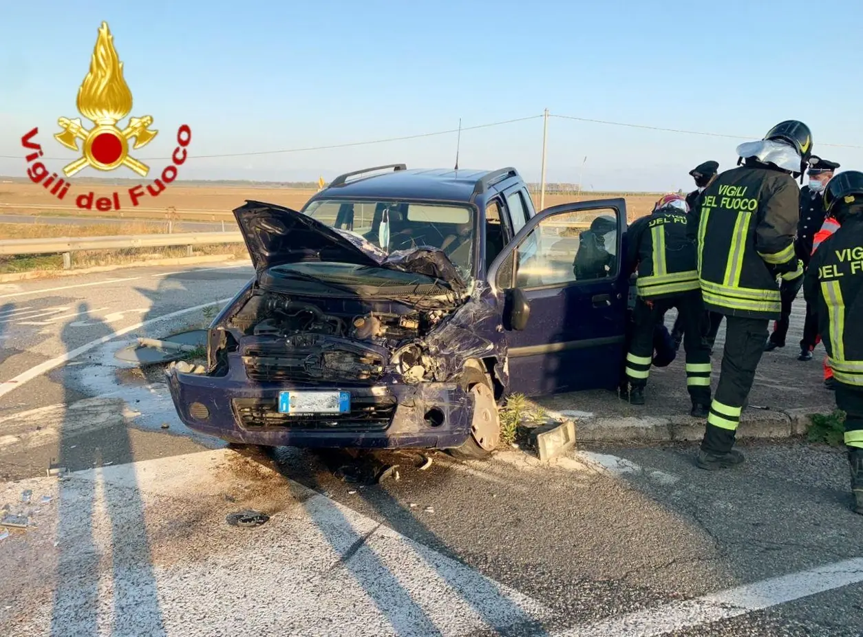 Incidente stradale, scontro frontale in loc. Bucchi Crotone, necessario l’intervento dei Vvf, 118