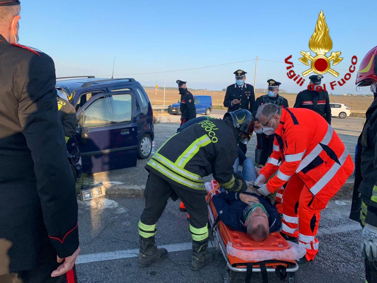 Incidente stradale, scontro frontale in loc. Bucchi Crotone, necessario l’intervento dei Vvf, 118