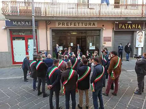 Covid: sit in sindaci vibonese davanti Prefettura.
