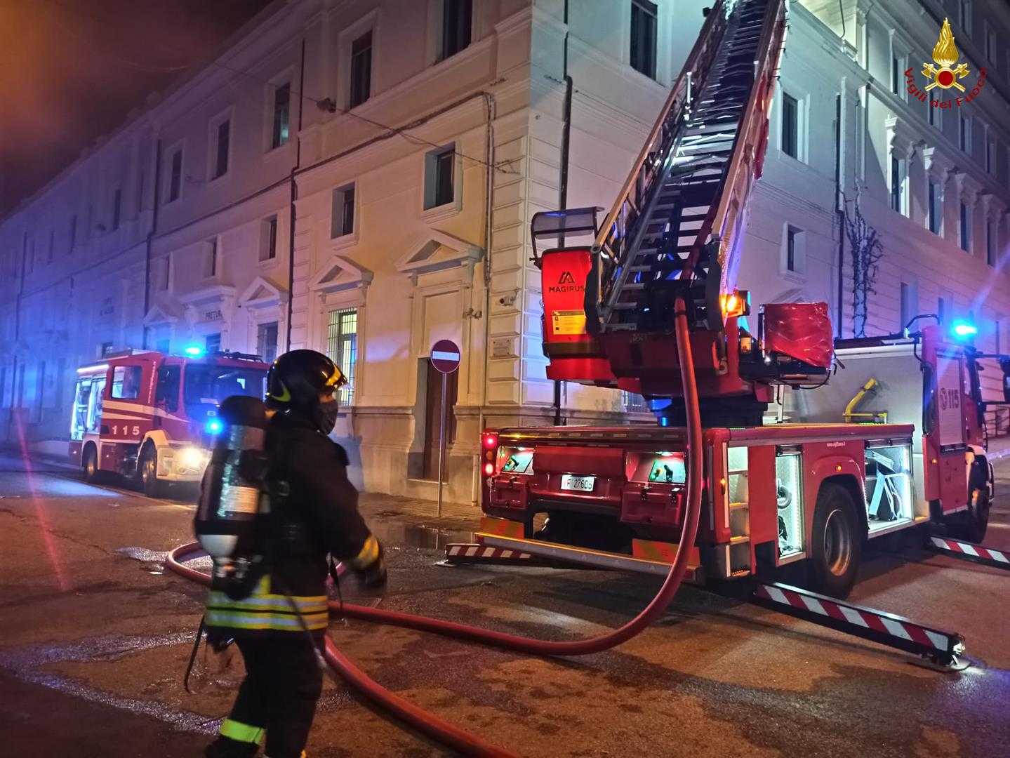 Incendio locali della corte d’appello Reggio C. Tempestivo intervento dei Vvf (VIDEO)