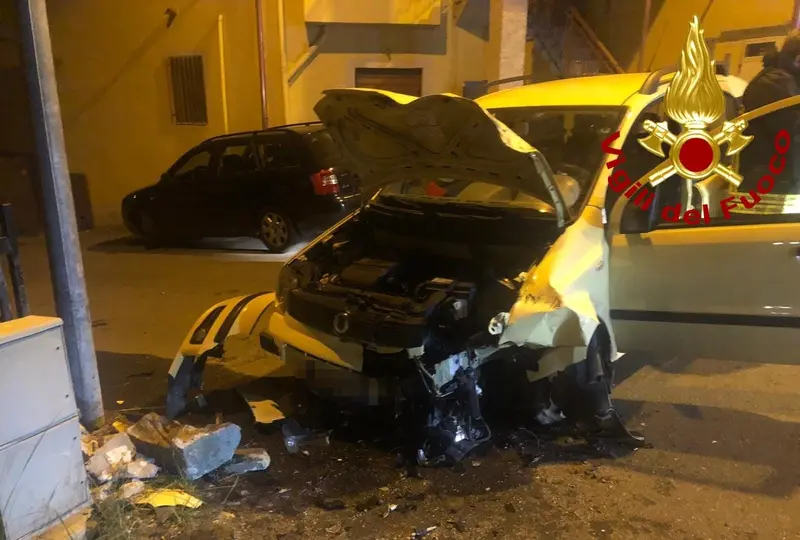 Incidente stradale a Sellia Maria, bilancio un ferito, intervento dei Vvf e Suem118