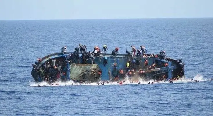 Migranti: si ribalta barcone nella notte, 31 migranti salvi