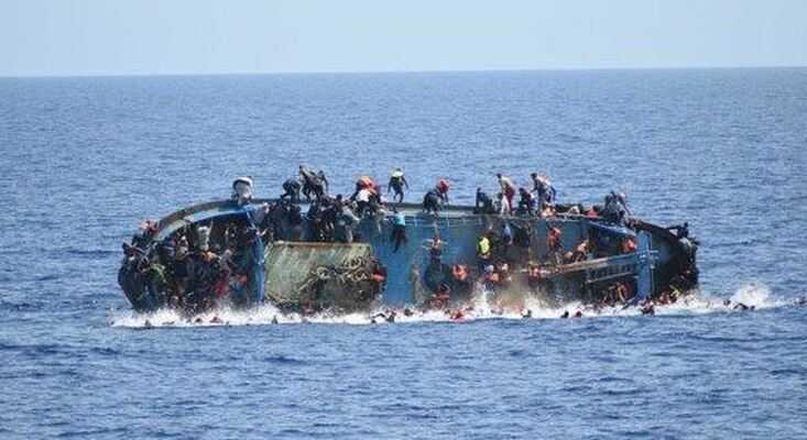 Migranti: si ribalta barcone nella notte, 31 migranti salvi