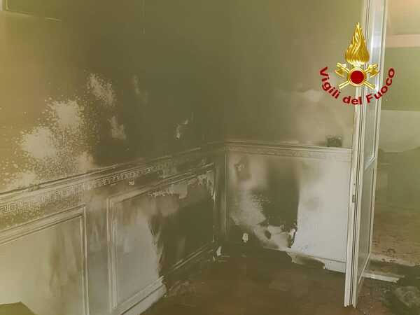 Rogo in abitazione a Falerna Marina salva nonnina intervento dei Vvf e Suem118