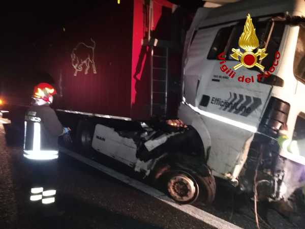 Incidente Stradale. Camion sbanda sulla A2 altezza Cosenza intervento dei VVF e 118