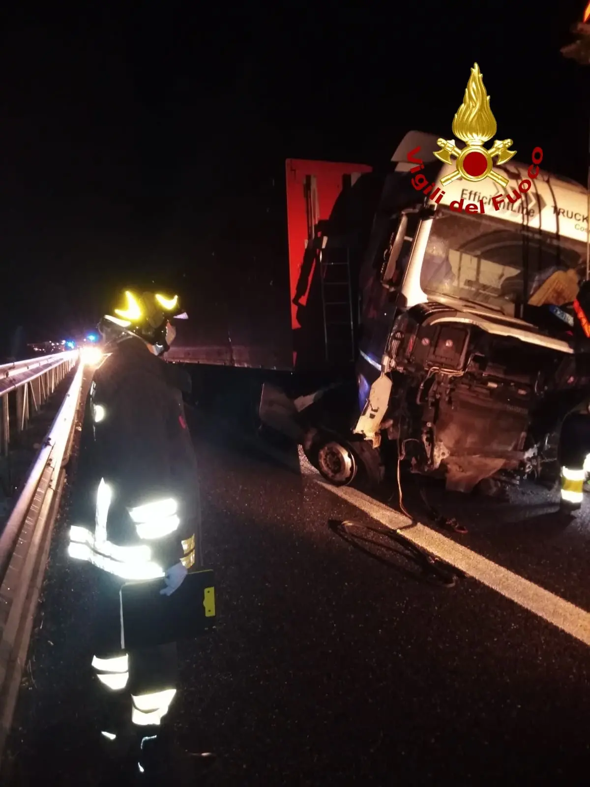 Incidente Stradale. Camion sbanda sulla A2 altezza Cosenza intervento dei VVF e 118