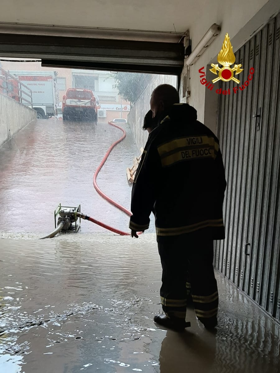 Maltempo: bomba d'acqua a Crotone, disagi e allagamenti. Intervento massiccio dei Vvf