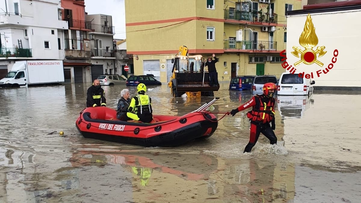 Maltempo: bomba d'acqua a Crotone, disagi e allagamenti. Intervento massiccio dei Vvf