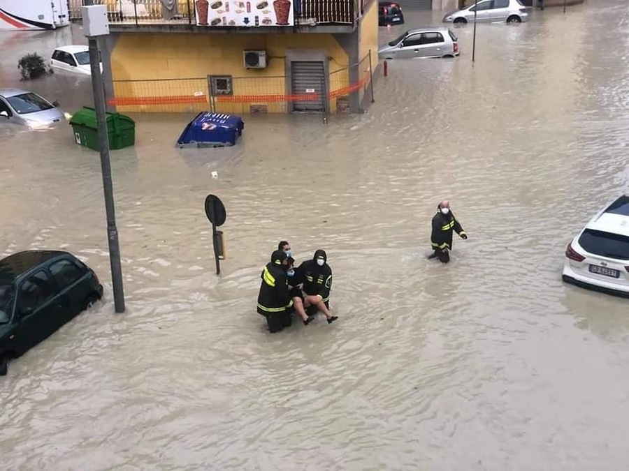 Maltempo: bomba d'acqua a Crotone, disagi e allagamenti. Intervento massiccio dei Vvf