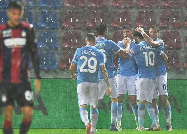 Calcio: sotto una pioggia incessante Immobile torna e segna, Lazio passa a Crotone