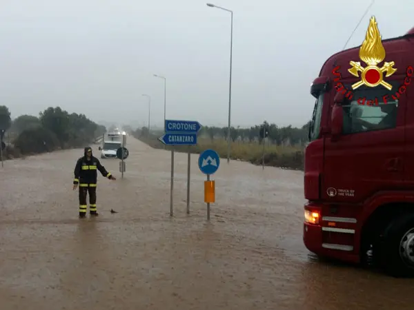 Maltempo: piove ancora a Crotone, bloccata statale SS106. Partiti 40 volontari dalla Campania