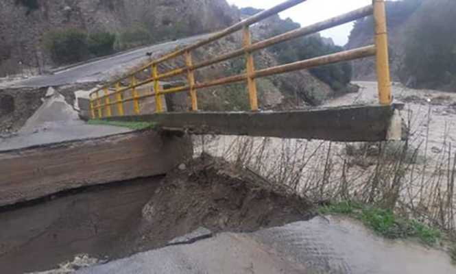 Maltempo: A Melissa (KR) dopo piogge intense crolla ponte, nessun ferito