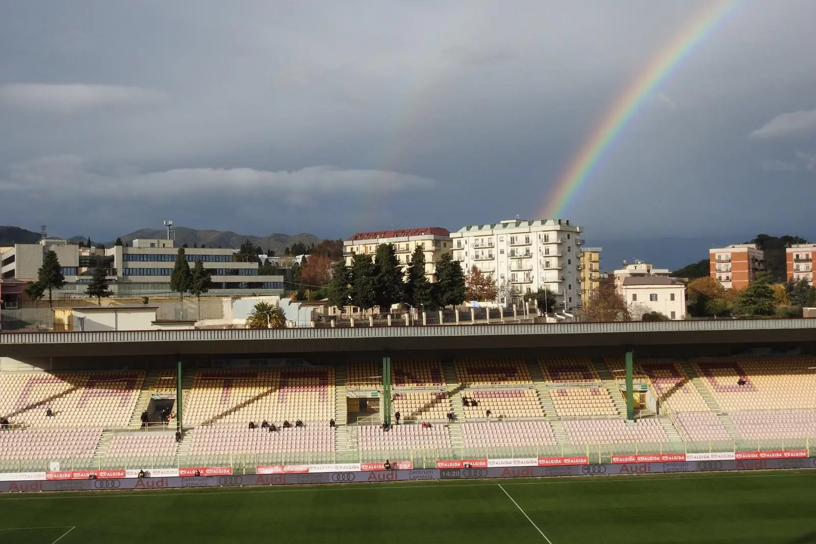 Calcio, Catanzaro-Cavese 2-1: succede tutto nella ripresa (con highlights)