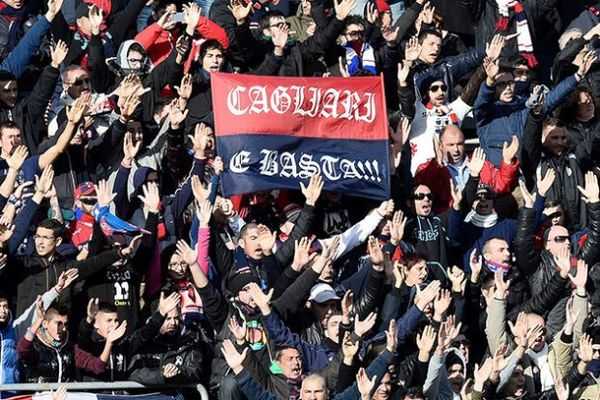 Calcio: fumogeni fuori da stadio, Daspo a 20 ultras Cagliari
