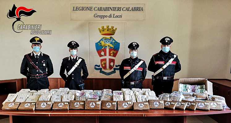 Droga: avevano 17 chili cocaina e 5 mln di euro, arrestati
