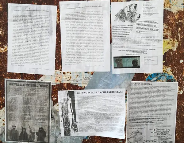 Volantini e manifesti anarchici affissi in città calabresi. Indaga la Digos
