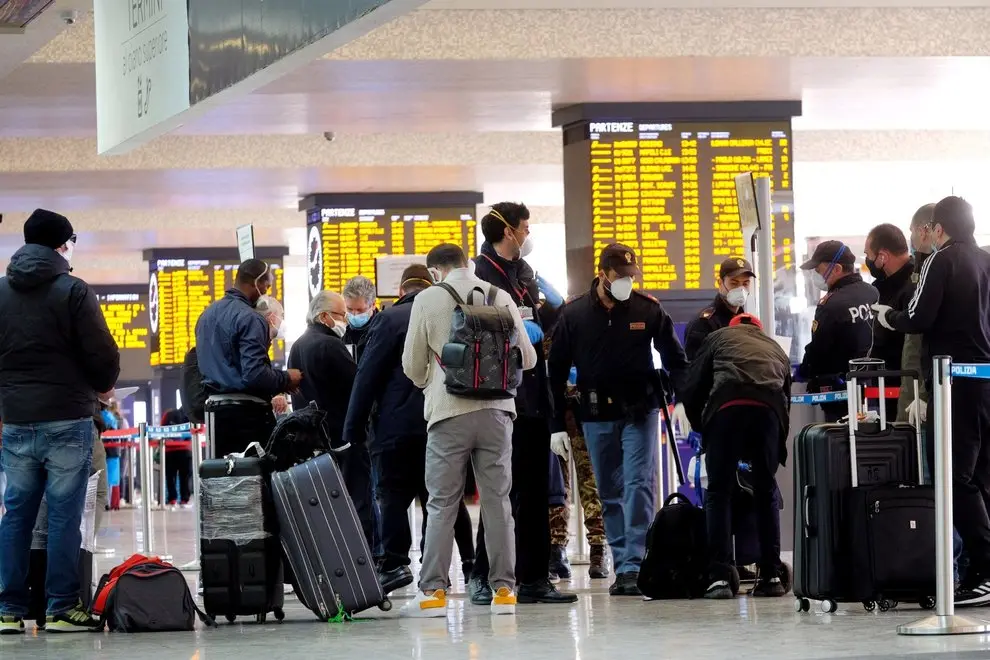 Covid. Governo ricorre contro Abruzzo. Svizzera, stop a treni. Mit, sentiremo ministro elvetico