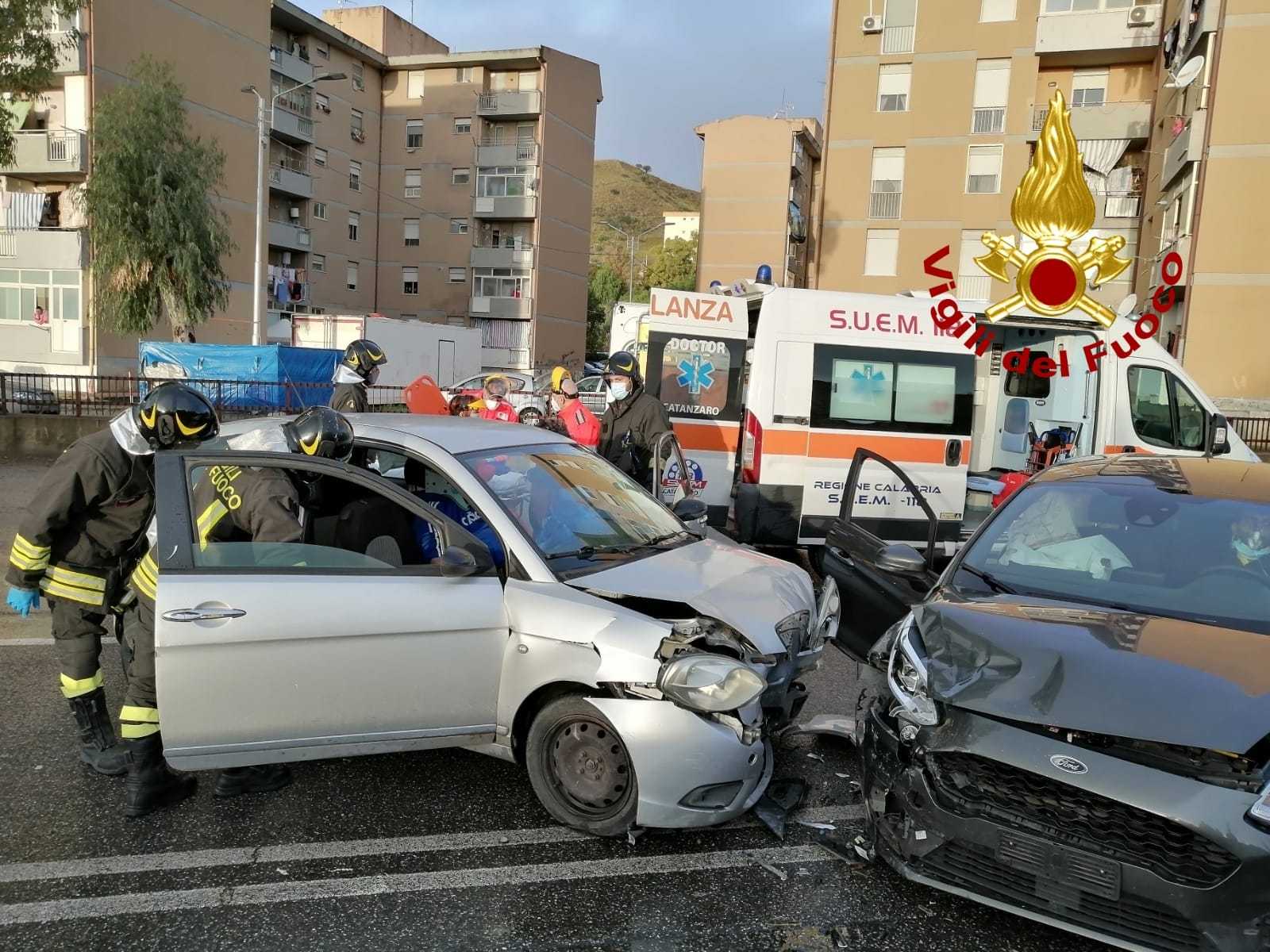 Catanzaro incidente stradale in viale Isonzo bilancio 3 feriti intervento dei Vvf