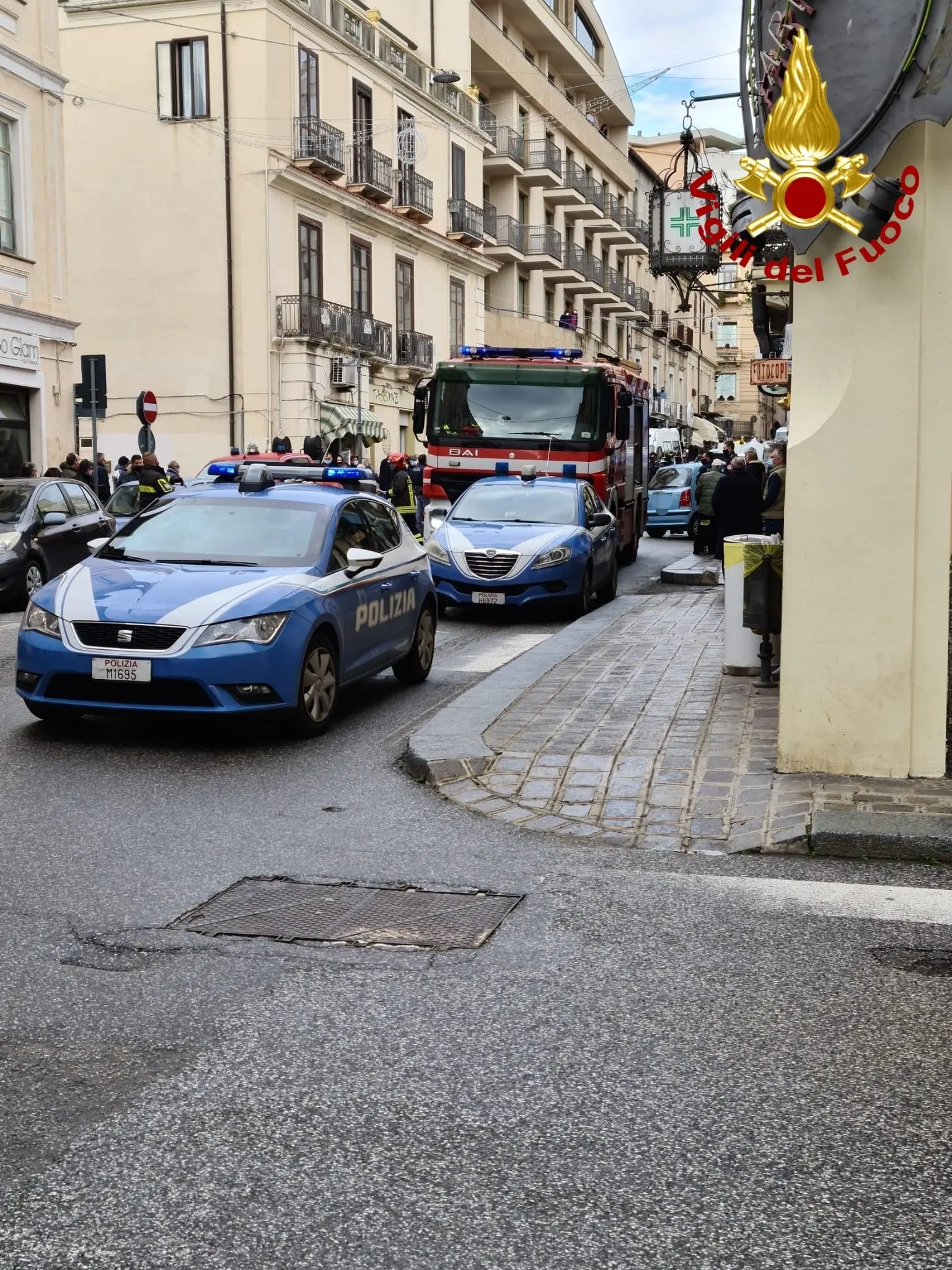 Strage Sfiorata, incidente a Catanzaro, i Vvf estraggono dall’abitacolo il conducente. VIDEO