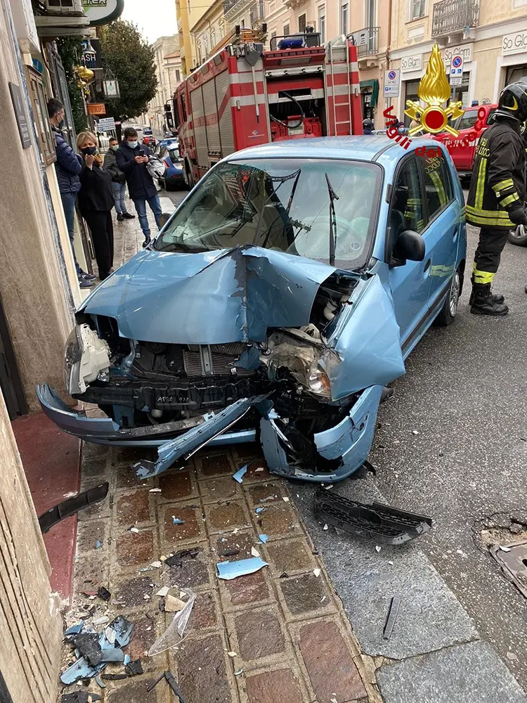 Strage Sfiorata, incidente a Catanzaro, i Vvf estraggono dall’abitacolo il conducente. VIDEO