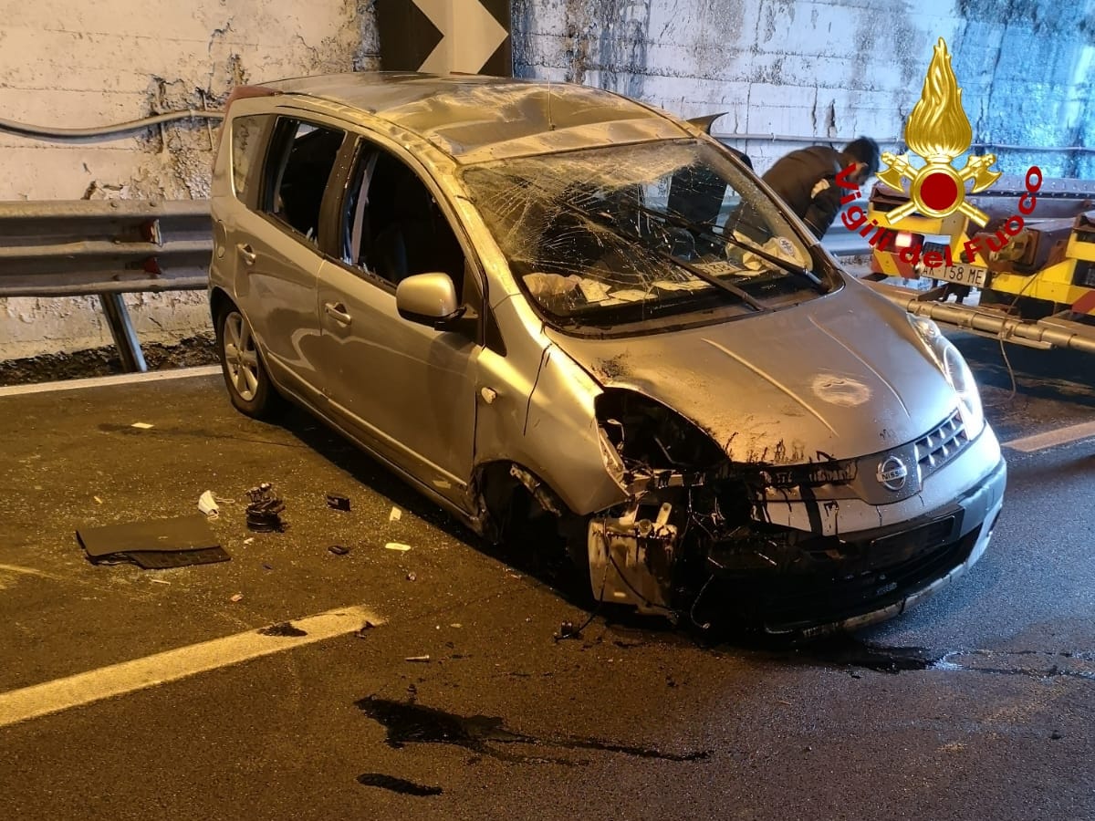Incidente stradale in galleria sulla SS107 bilancio un ferito necessario l’intervento dei Vvf