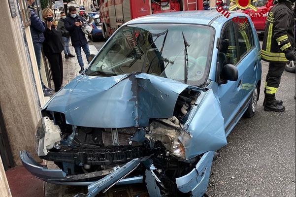 Catanzaro. Incidenti stradali: auto contro muro, muore nonnina. (Video)