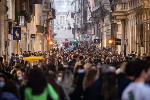 L'Italia gialla tutta a spasso, allarme assembramenti. Verso nuova stretta