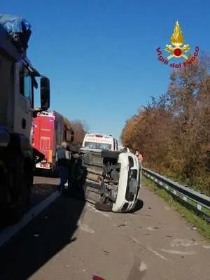 Incidente in Autostrada: auto si ribalta, 3 i feriti