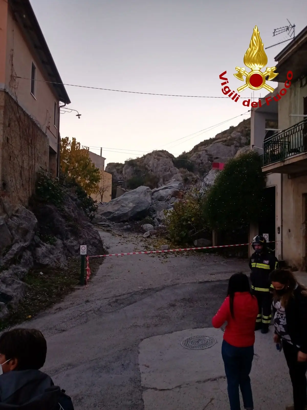 Cassano allo Ionio, Sfiorata tragedia costone frana e colpisce un fabbricato. Foto