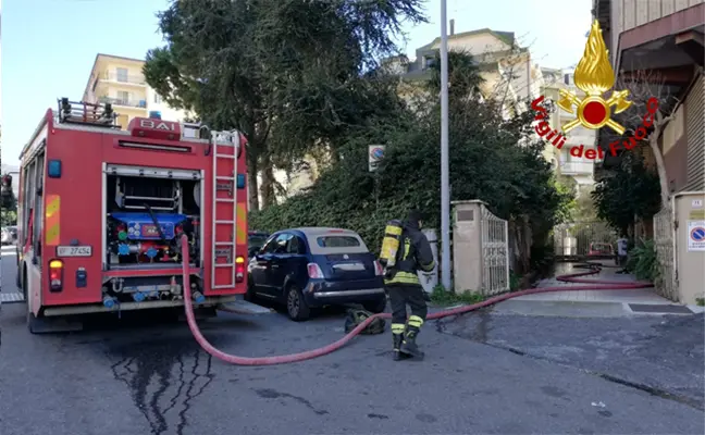 Lamezia Terme. Rogo in appartamento al 5° piano, tempestivo l’intervento dei Vvf