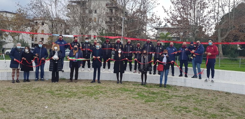 “Legati al Natale”. Un nastro rosso unisce i bambini (Video)