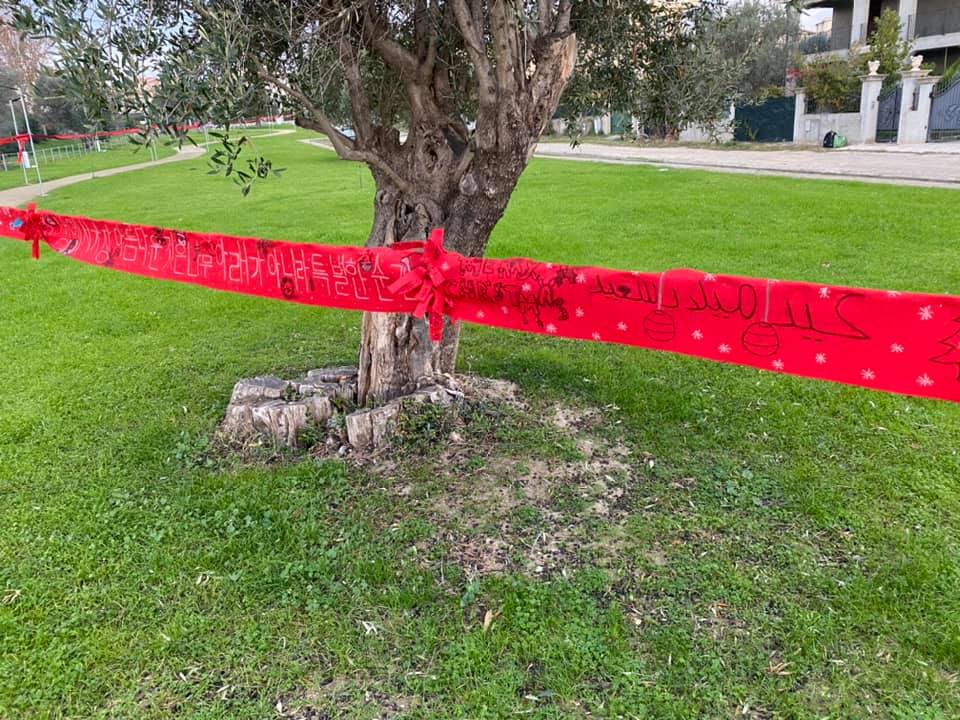 “Legati al Natale”. Un nastro rosso unisce i bambini (Video)