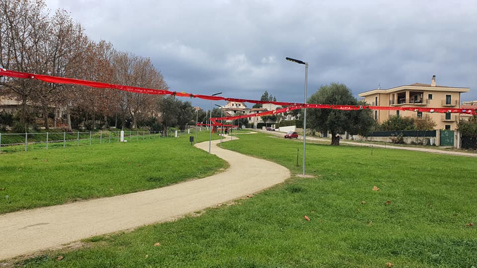 “Legati al Natale”. Un nastro rosso unisce i bambini (Video)