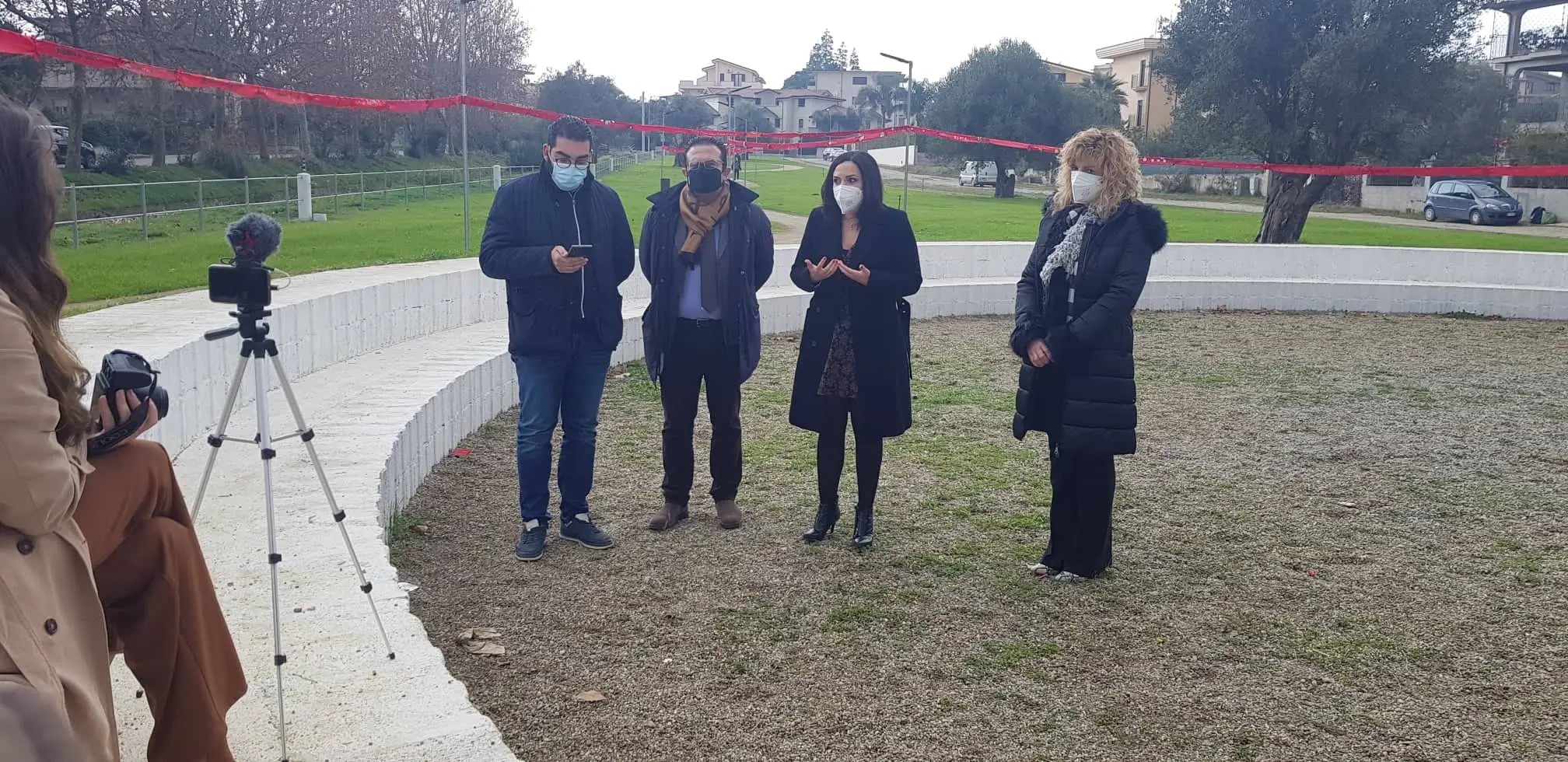 “Legati al Natale”. Un nastro rosso unisce i bambini (Video)