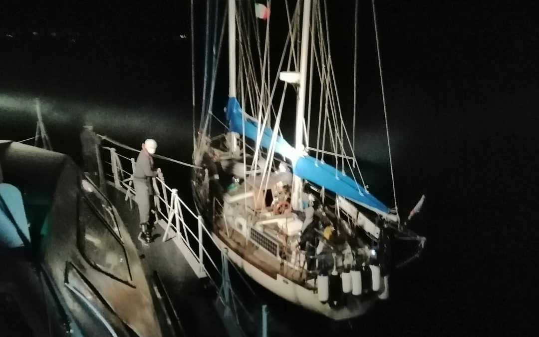 Migranti: in barca a vela al largo Crotone, arrivati in 32