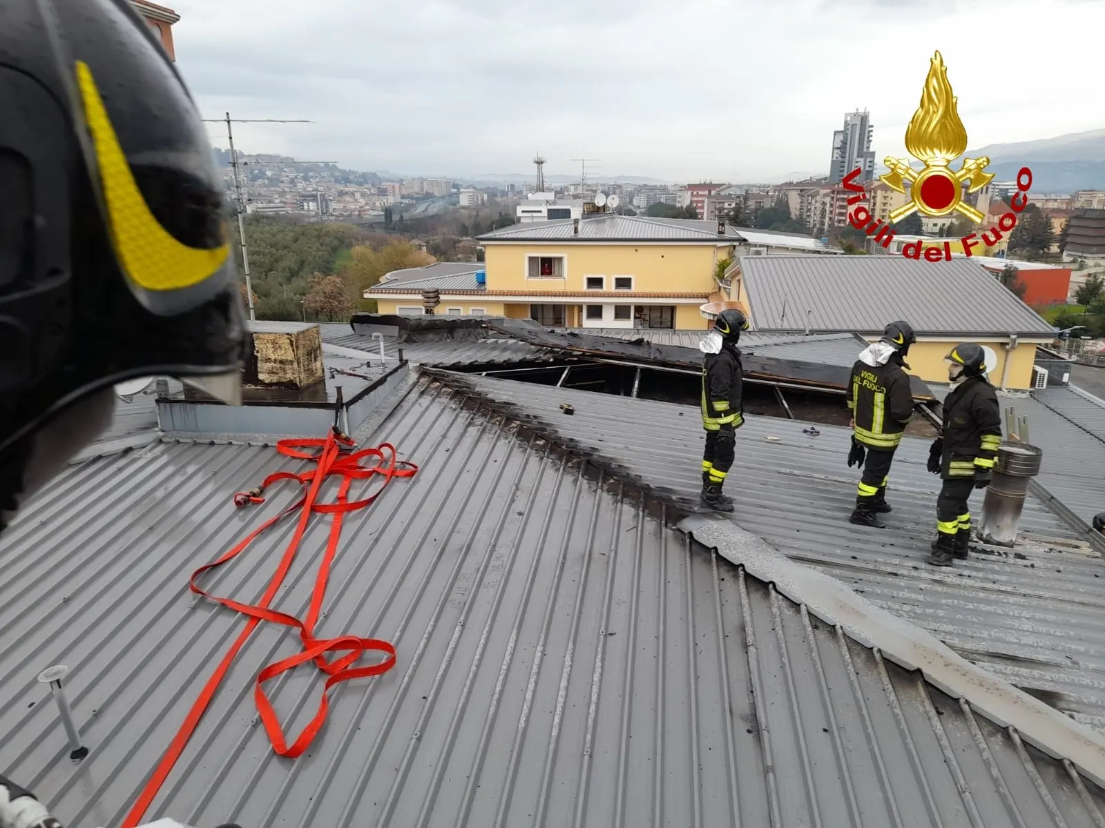 Rende. Divampa canna fumaria, distrutto parte del tetto necessario l’intervento dei Vvf