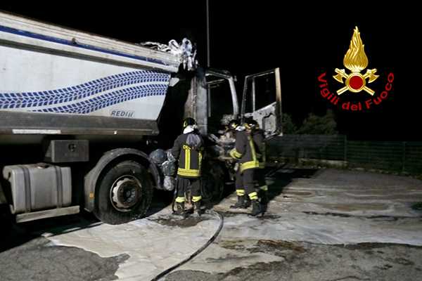 Chiaravalle Centrale: incendio camion commerciale su ipotesi dolosa, intervento dei Vvf e Cc