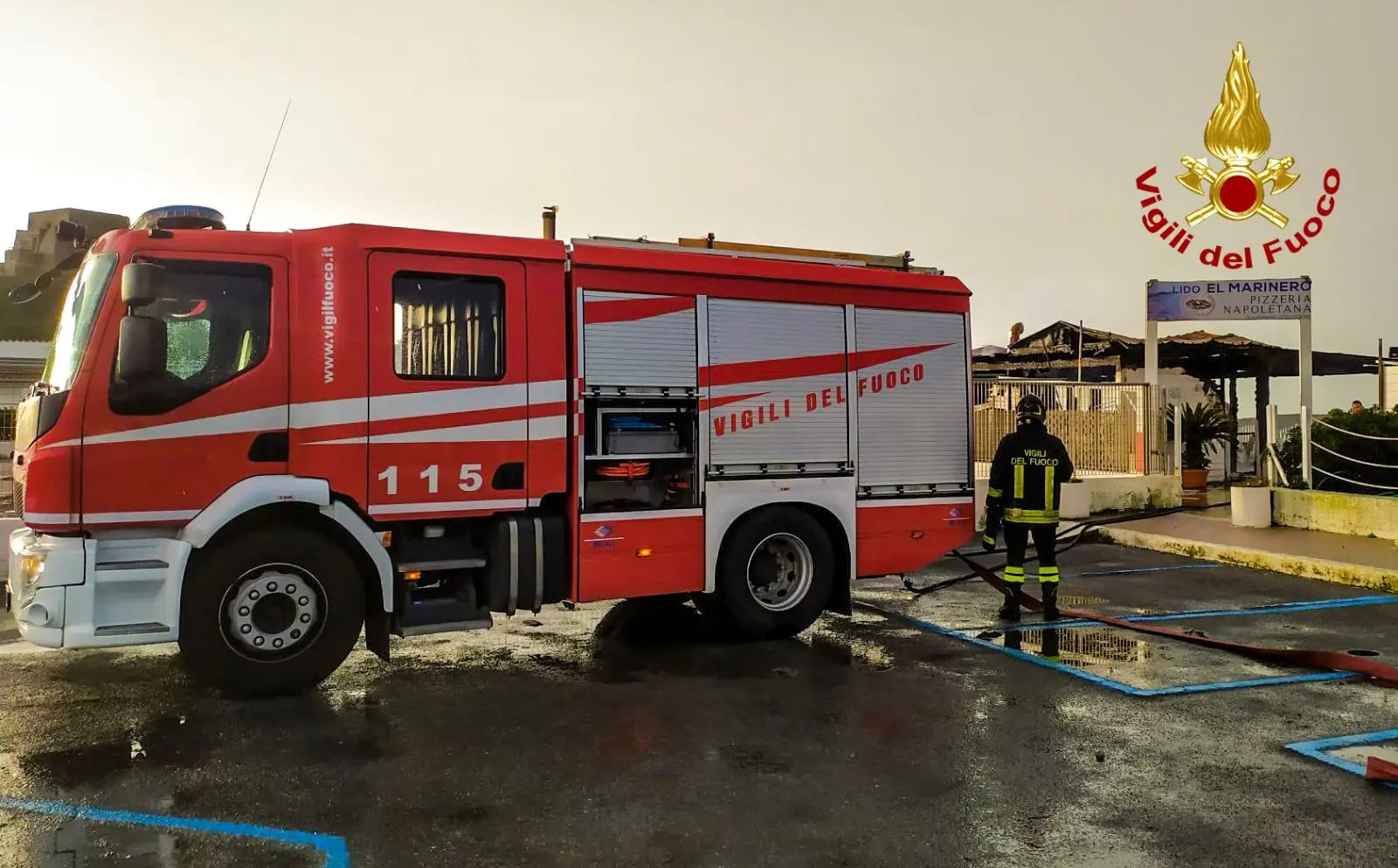 Scalea. incendio divampato stabilimento balneare "ipotesi dolo", intervento dei Vvf e Cc. Foto