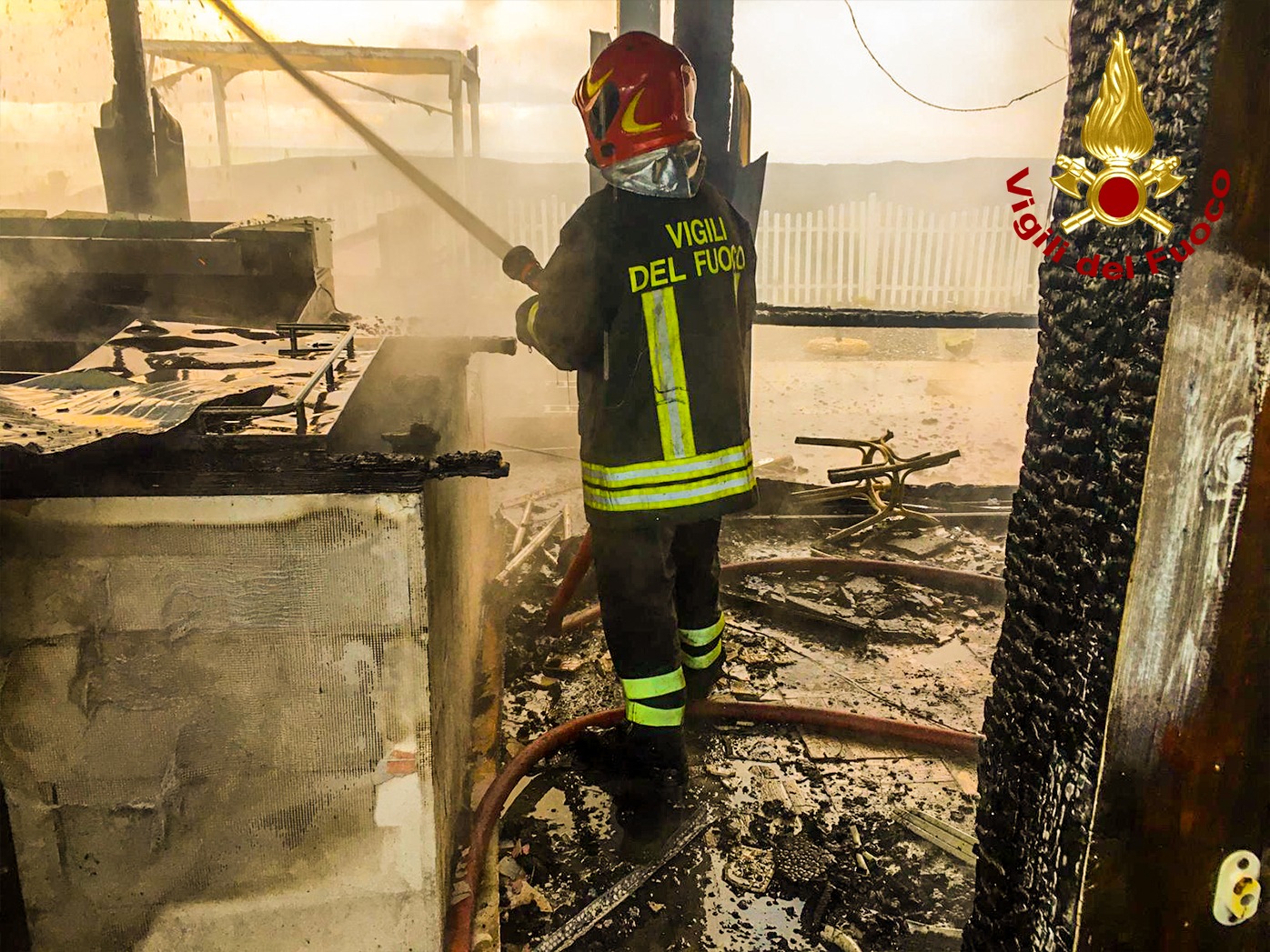 Scalea. incendio divampato stabilimento balneare "ipotesi dolo", intervento dei Vvf e Cc. Foto