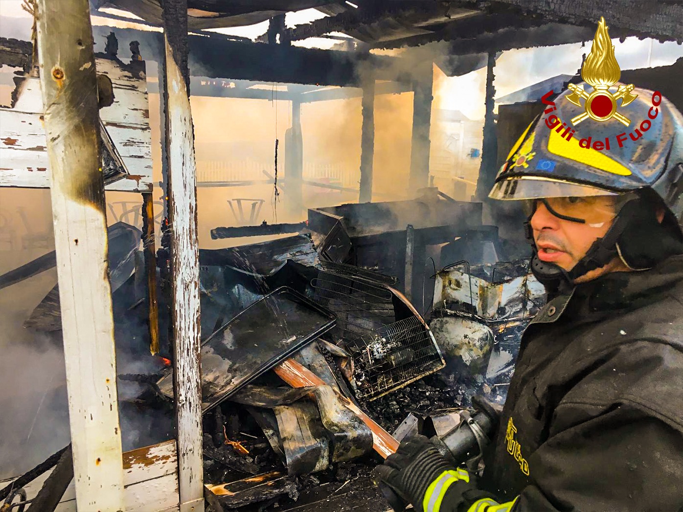 Scalea. incendio divampato stabilimento balneare "ipotesi dolo", intervento dei Vvf e Cc. Foto