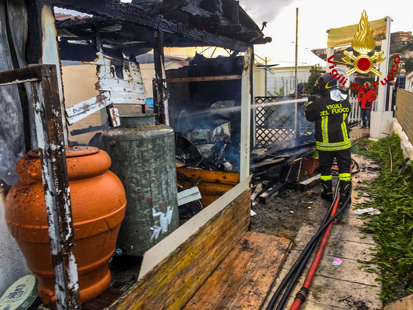 Scalea. incendio divampato stabilimento balneare "ipotesi dolo", intervento dei Vvf e Cc. Foto