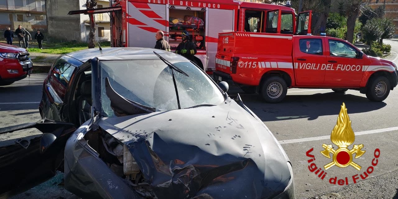 Cutro. Auto sbanda e si schianta contro un muro i Vvf estraggono uomo dalle lamiere. Video e Foto