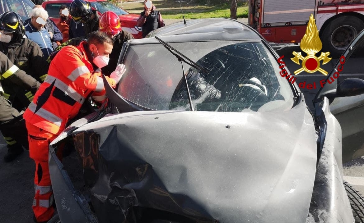 Cutro. Auto sbanda e si schianta contro un muro i Vvf estraggono uomo dalle lamiere. Video e Foto