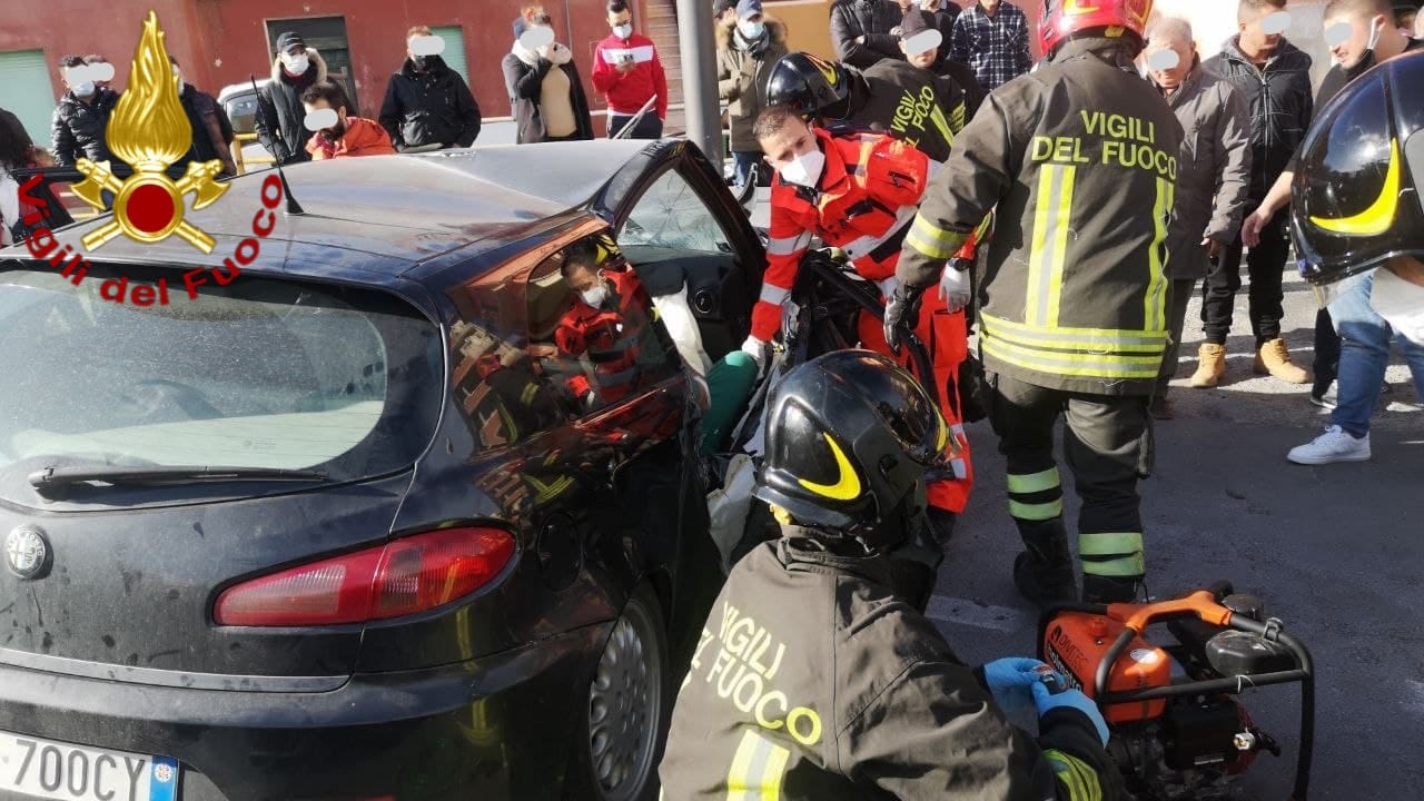 Cutro. Auto sbanda e si schianta contro un muro i Vvf estraggono uomo dalle lamiere. Video e Foto