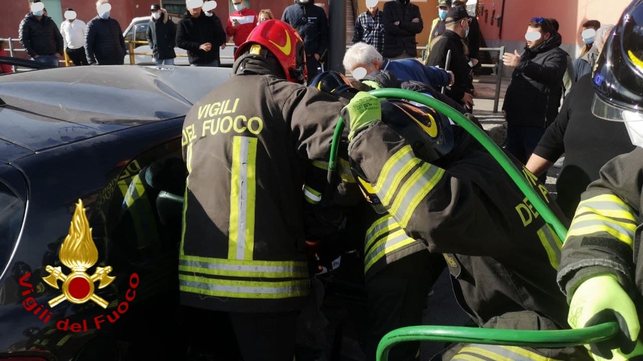 Cutro. Auto sbanda e si schianta contro un muro i Vvf estraggono uomo dalle lamiere. Video e Foto