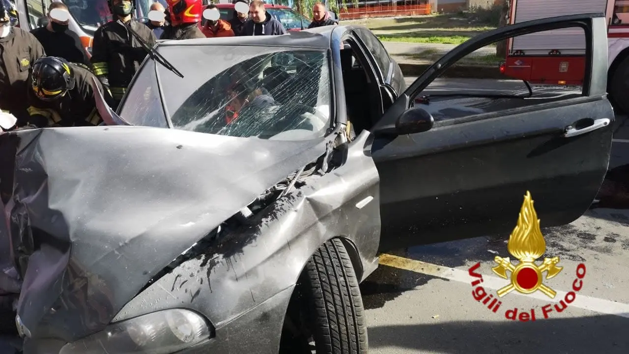 Cutro. Auto sbanda e si schianta contro un muro i Vvf estraggono uomo dalle lamiere. Video e Foto