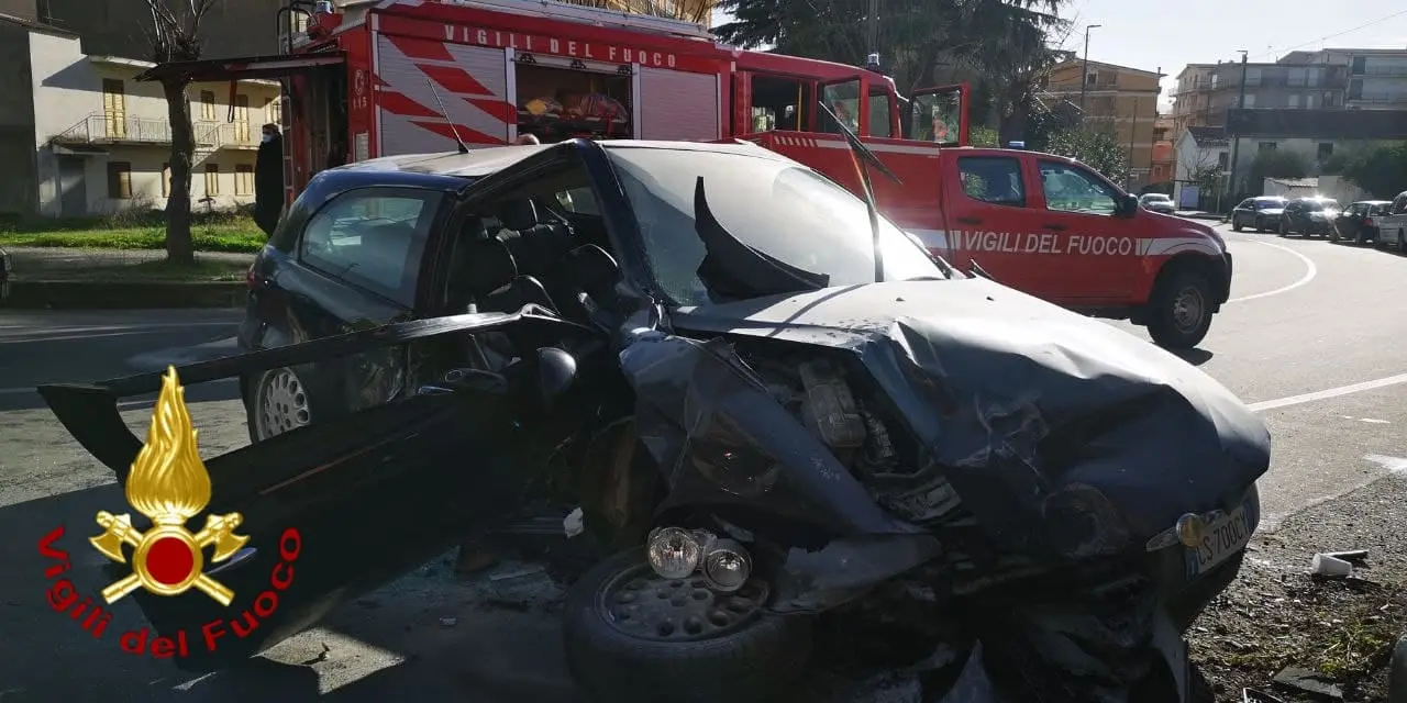 Cutro. Auto sbanda e si schianta contro un muro i Vvf estraggono uomo dalle lamiere. Video e Foto