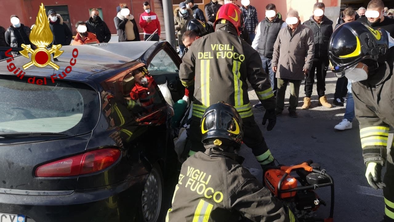 Cutro. Auto sbanda e si schianta contro un muro i Vvf estraggono uomo dalle lamiere. Video e Foto