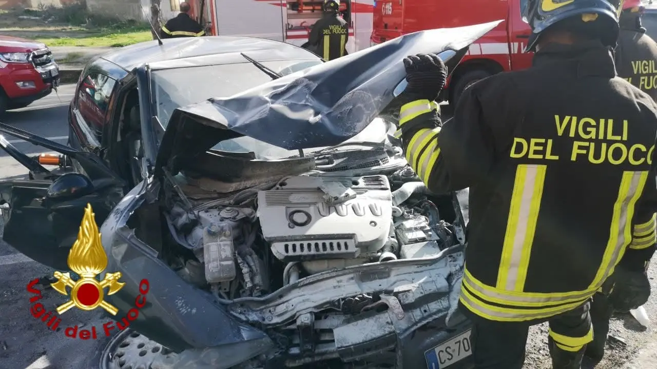 Cutro. Auto sbanda e si schianta contro un muro i Vvf estraggono uomo dalle lamiere. Video e Foto