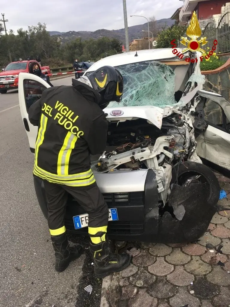 Lamezia T. scontro tra furgone e ambulanza 3 feriti i Vvf estraggono uomo dalle lamiere. Foto